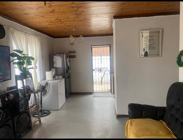 4 BEDROOM HOUSE FOR SALE IN MALIBU VILLAGE